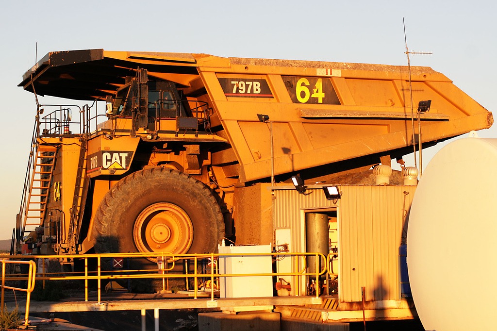 B mine. Карьерный самосвал Caterpillar 797f. Самосвал Катерпиллер 797. БЕЛАЗ 797 B. Катерпиллер 797 б.